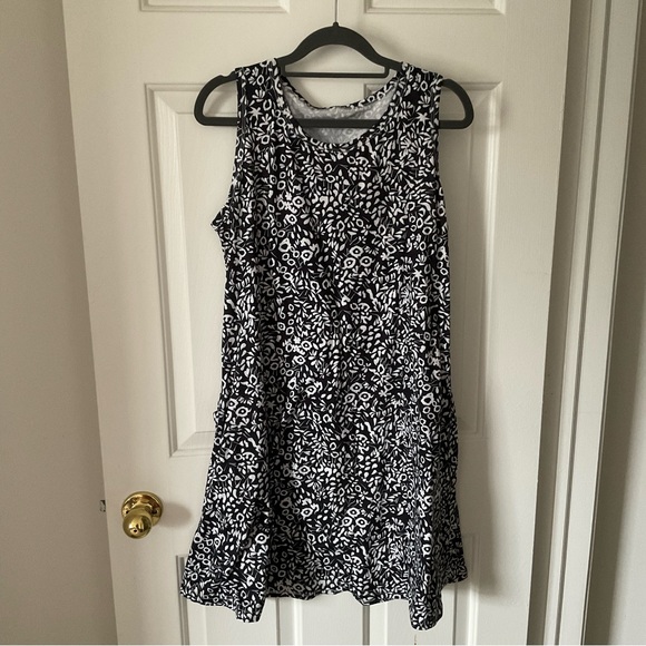 Dresses & Skirts - Black and White Floral Swing Dress, Size Large